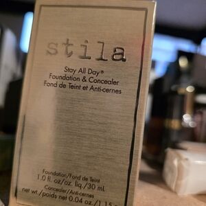 Stila Foundation & Concealer in Gold Packaging